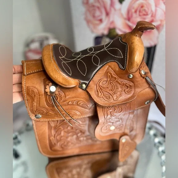 SADDLE vintage Handmade, Artisan Hand Tooled Mexican Leather Shoulder Bag - Picture 9 of 15